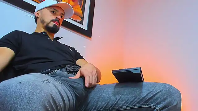 Snapshot of MAXIMUS_MASTE3 chatting on 10/17/25, 08:44 MAXIMUS MASTE3 online show from 10/17/25, 08:44