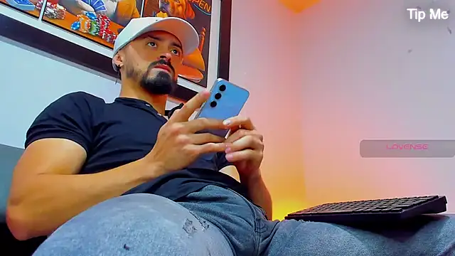 Snapshot of MAXIMUS_MASTE3 chatting on 10/19/25, 10:32 MAXIMUS MASTE3 online show from 10/19/25, 10:32