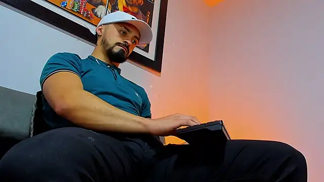 Snapshot of MAXIMUS_MASTE3 chatting on 10/25/25, 10:15 MAXIMUS MASTE3 online show from 10/25/25, 10:15