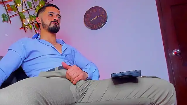 Snapshot of MAXIMUS_MASTE3 chatting on 12/14/25, 01:16 MAXIMUS MASTE3 online show from 12/14/25, 01:16