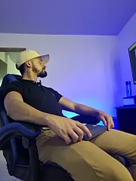 Snapshot of MAXIMUS_MASTE3 chatting on 02/04/26, 08:14 MAXIMUS MASTE3 online show from 02/04/26, 08:14