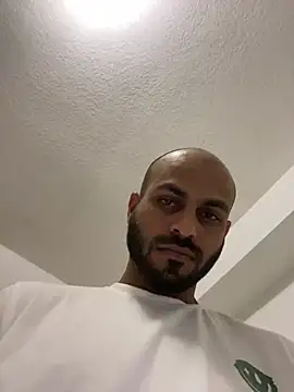 Snapshot of islandvybee55 chatting on 12/14/24, 12:55 islandvybee55 online show from 12/14/24, 12:55