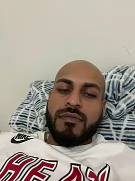 Snapshot of islandvybee55 chatting on 01/18/25, 01:29 islandvybee55 online show from 01/18/25, 01:29