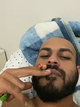 Snapshot of islandvybee55 chatting on 02/02/25, 09:51 islandvybee55 online show from 02/02/25, 09:51