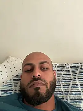 Snapshot of islandvybee55 chatting on 02/15/25, 10:10 islandvybee55 online show from 02/15/25, 10:10