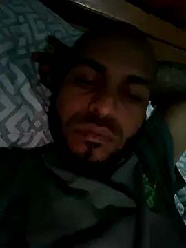 Snapshot of islandvybee55 chatting on 10/31/25, 06:58 islandvybee55 online show from 10/31/25, 06:58