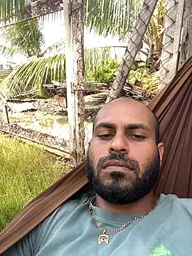 Snapshot of islandvybee55 chatting on 11/12/25, 05:02 islandvybee55 online show from 11/12/25, 05:02