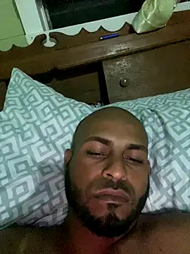 Snapshot of islandvybee55 chatting on 12/17/25, 02:50 islandvybee55 online show from 12/17/25, 02:50