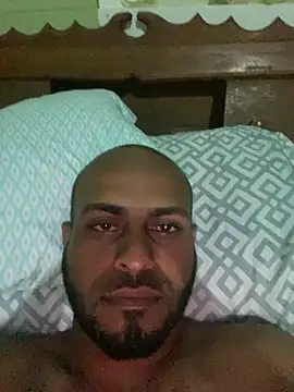 Snapshot of islandvybee55 chatting on 12/20/25, 02:18 islandvybee55 online show from 12/20/25, 02:18