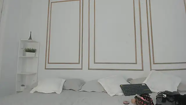 Snapshot of natalia_aguirre1 chatting on 02/18/25, 12:49 natalia aguirre1 online show from 02/18/25, 12:49