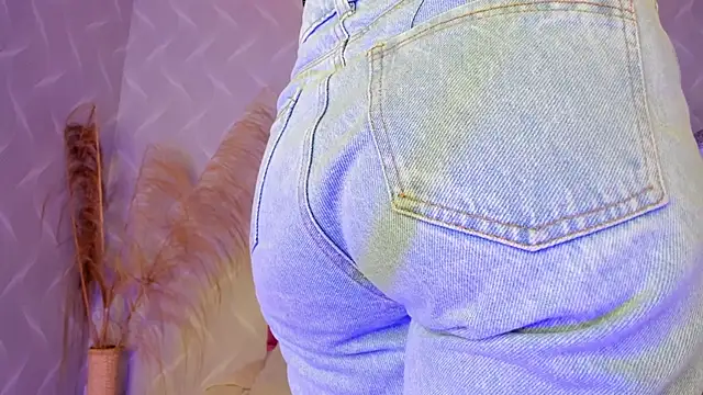 Snapshot of natalia_aguirre1 chatting on 02/19/25, 12:44 natalia aguirre1 online show from 02/19/25, 12:44