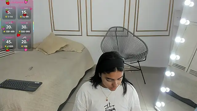 Snapshot of natalia_aguirre1 chatting on 09/21/25, 12:18 natalia aguirre1 online show from 09/21/25, 12:18