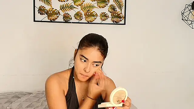 Snapshot of natalia_aguirre1 chatting on 09/23/25, 12:30 natalia aguirre1 online show from 09/23/25, 12:30