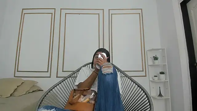 Snapshot of natalia_aguirre1 chatting on 09/27/25, 12:21 natalia aguirre1 online show from 09/27/25, 12:21