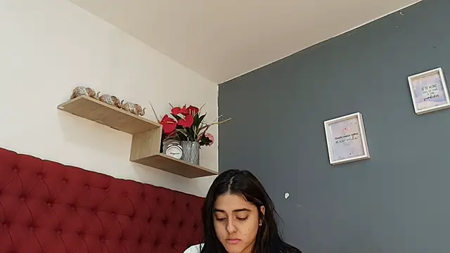 Snapshot of natalia_aguirre1 chatting on 11/30/25, 12:20 natalia aguirre1 online show from 11/30/25, 12:20