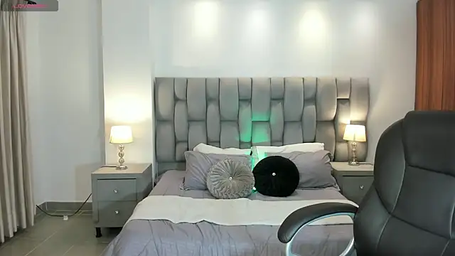 Snapshot of sarita_evanss chatting on 10/26/25, 11:20 sarita evanss online show from 10/26/25, 11:20