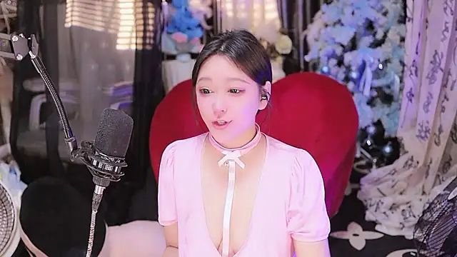 Snapshot of Missy_Nana21 chatting on 11/17/25, 04:13 Missy Nana21 online show from 11/17/25, 04:13