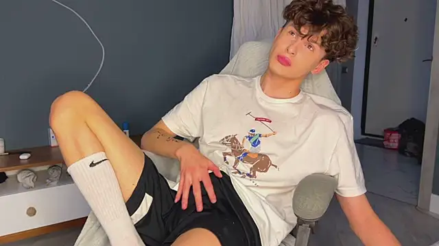 Snapshot of alyx_garden chatting on 12/26/24, 12:59 alyx garden online show from 12/26/24, 12:59