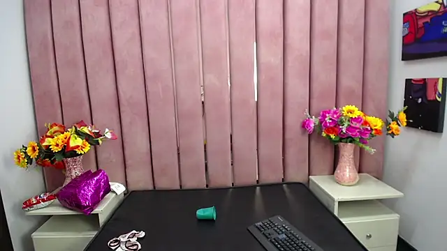 Snapshot of EmilyyEvans_ chatting on 12/14/24, 01:38 EmilyyEvans online show from 12/14/24, 01:38