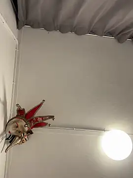 wolfwhite95 online show from 10/25/25, 04:35