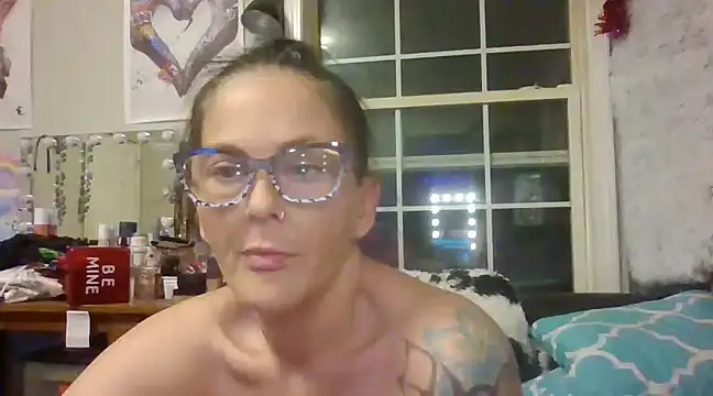 Snapshot of TopazVixen chatting on 01/12/25, 11:28 TopazVixen online show from 01/12/25, 11:28