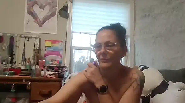 Snapshot of TopazVixen chatting on 03/03/25, 12:05 TopazVixen online show from 03/03/25, 12:05