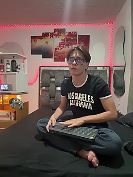 Alex and Fabian online show from 05/25/26, 04:51