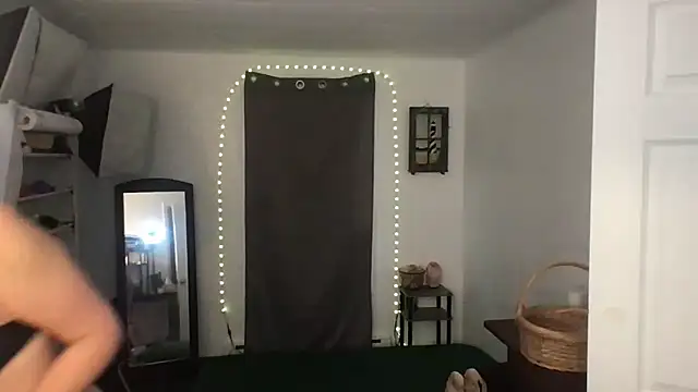 Snapshot of BonfireBonnie chatting on 12/19/24, 08:13 BonfireBonnie online show from 12/19/24, 08:13