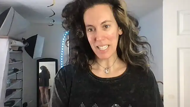 Snapshot of BonfireBonnie chatting on 01/14/25, 02:22 BonfireBonnie online show from 01/14/25, 02:22