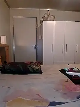 Snapshot of Hornyparratjie chatting on 12/28/24, 12:26 Hornyparratjie online show from 12/28/24, 12:26