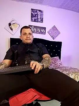 Snapshot of tony_landri chatting on 10/09/25, 03:15 tony landri online show from 10/09/25, 03:15