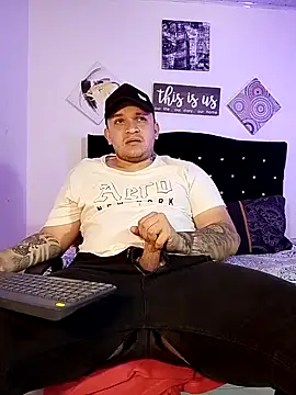 Snapshot of tony_landri chatting on 10/10/25, 02:43 tony landri online show from 10/10/25, 02:43