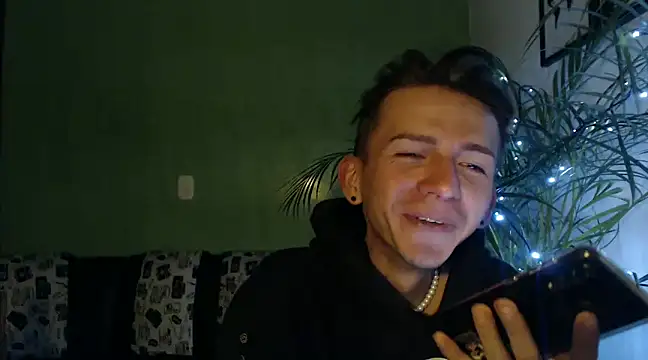 Snapshot of smallgiant27 chatting on 12/13/24, 11:17 smallgiant27 online show from 12/13/24, 11:17