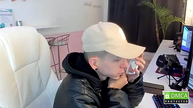 Snapshot of smallgiant27 chatting on 10/08/25, 01:14 smallgiant27 online show from 10/08/25, 01:14