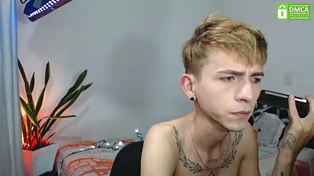 Snapshot of smallgiant27 chatting on 11/19/25, 02:33 smallgiant27 online show from 11/19/25, 02:33