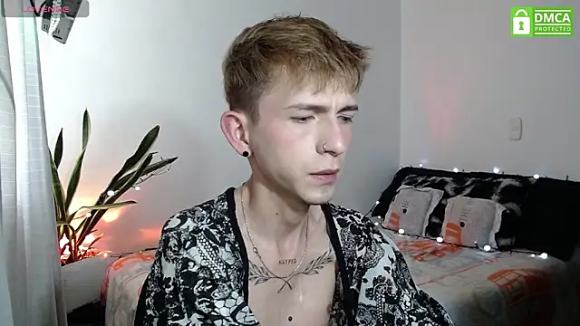 Snapshot of smallgiant27 chatting on 11/19/25, 08:42 smallgiant27 online show from 11/19/25, 08:42