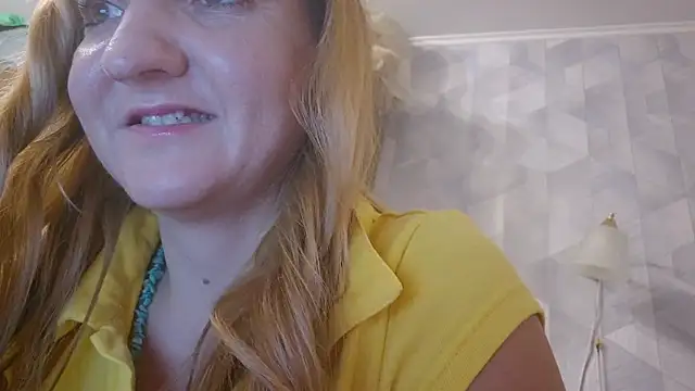 Snapshot of EstrellaWalters chatting on 10/27/25, 02:43 EstrellaWalters online show from 10/27/25, 02:43