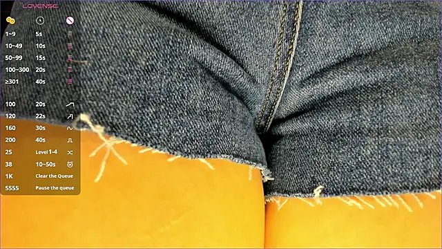 Snapshot of Xiao_Mei_ chatting on 10/27/25, 03:43 Xiao Mei online show from 10/27/25, 03:43