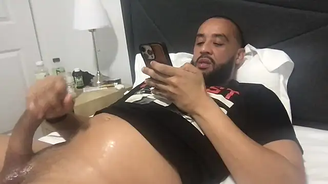 Snapshot of Z415 chatting on 12/05/25, 02:09 Z415 online show from 12/05/25, 02:09