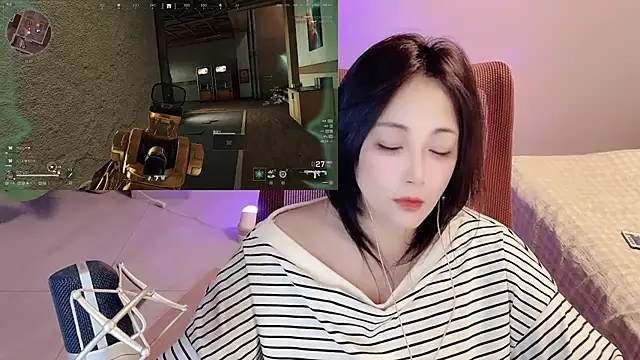 Snapshot of Daisy-77 chatting on 05/13/26, 02:03 Daisy-77 online show from 05/13/26, 02:03