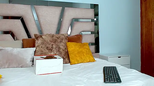 Snapshot of cintia_hills chatting on 01/15/25, 04:04 cintia hills online show from 01/15/25, 04:04