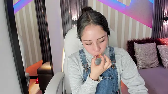 emily layton online show from 09/23/25, 02:31