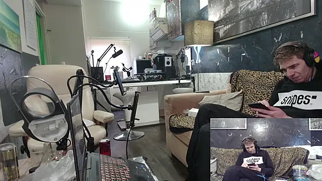 Snapshot of Doggyray44 chatting on 02/06/25, 02:37 Doggyray44 online show from 02/06/25, 02:37