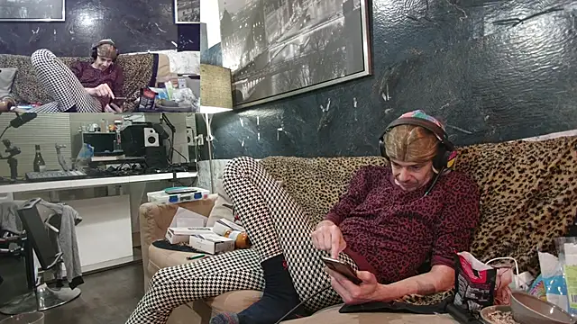 Snapshot of Doggyray44 chatting on 02/19/25, 02:33 Doggyray44 online show from 02/19/25, 02:33