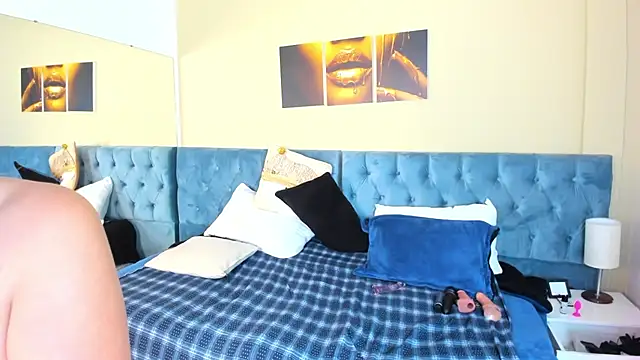 Snapshot of Sam_and_molly_ chatting on 12/01/24, 10:43 Sam and molly online show from 12/01/24, 10:43