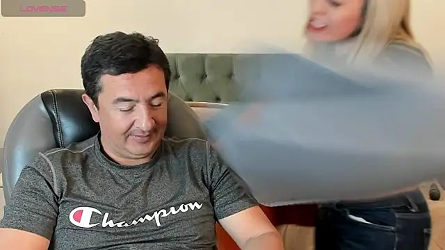 Snapshot of Sam_and_molly_ chatting on 01/30/25, 07:15 Sam and molly online show from 01/30/25, 07:15