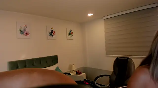 Snapshot of Sam_and_molly_ chatting on 02/12/25, 10:04 Sam and molly online show from 02/12/25, 10:04