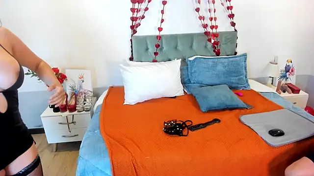 Snapshot of Sam_and_molly_ chatting on 02/15/25, 10:42 Sam and molly online show from 02/15/25, 10:42