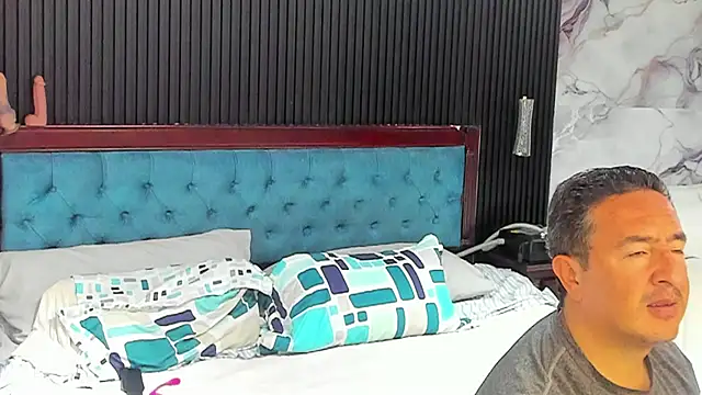 Snapshot of Sam_and_molly_ chatting on 10/08/25, 08:06 Sam and molly online show from 10/08/25, 08:06