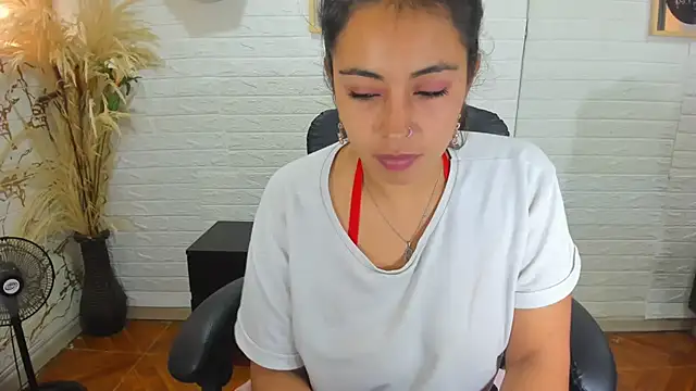 Snapshot of Aisha_09 chatting on 03/13/25, 02:44 Aisha 09 online show from 03/13/25, 02:44